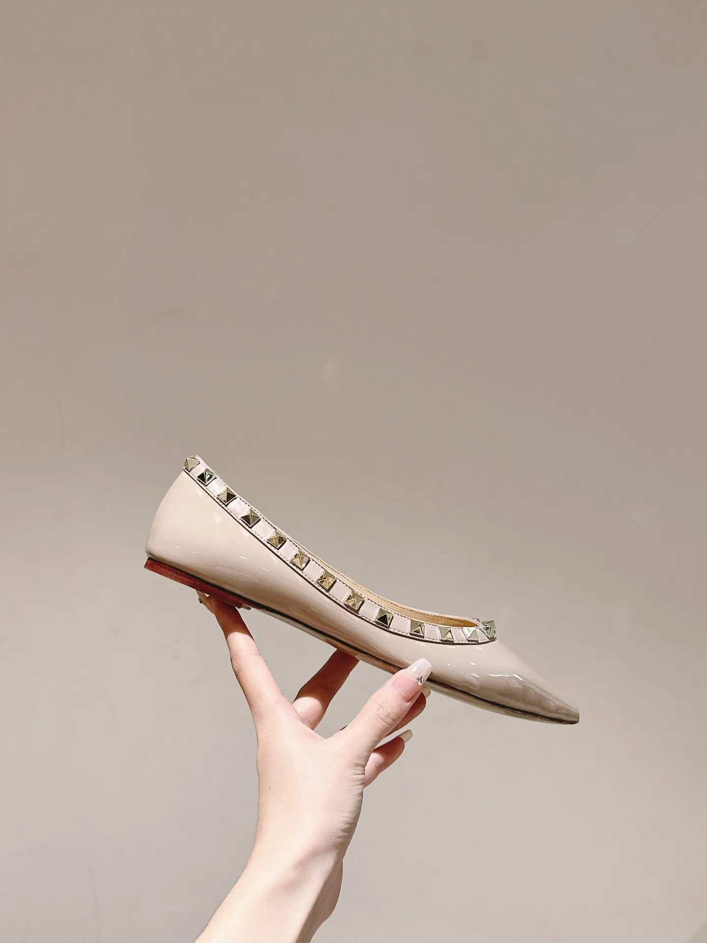 👟👟Ex-factory price 520👟👟 | ²⁰²4 𝐬𝐬 🤍🤎 Versatile series for all seasons! Is your shoe cabinet missing a pair? ! 🔥 The entire VALENTINO series is produced by Taiwan-funded factories! Getting in and out of the counter is stress-free! ROCKSTUD Valentino studded patent leather ballet flats ONE STUD retro craft pyramid large rivet buckle flats/high heels Smooth shoe lines and awesome version Comfortable upper foot. Increases height. Looks slimmer. Elongates leg lines Imported mirrored calfskin/cow patent leather/high-density silk material Lambskin lining Italian high-density genuine leather outsole Size35-39 (40/41/42 can be customized) Heel height: flat ♺Synchronized gift box💝packaging at the counter!